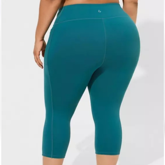 Torrid Capri Side Pocket Active Legging - Picture 3 of 5